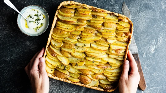 Podzimní sklizeň. Slaný koláč s bramborami, ořechy & gorgonzolou
