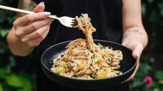 Proč květák zásadně nevařit, ale péct. Krémové těstoviny ve vegan i sýrové verzi