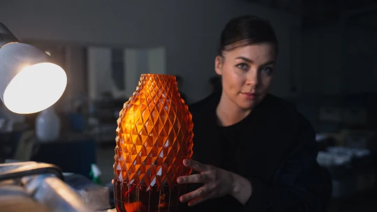 V křehkosti je ohromná síla, říká kreativní ředitelka sklárny Rückl Kateřina Handlová