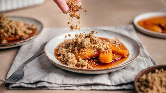 Sladký & křupavý. Netradiční crumble s&nbsp;kaki, kardamomem a&nbsp;karamelem