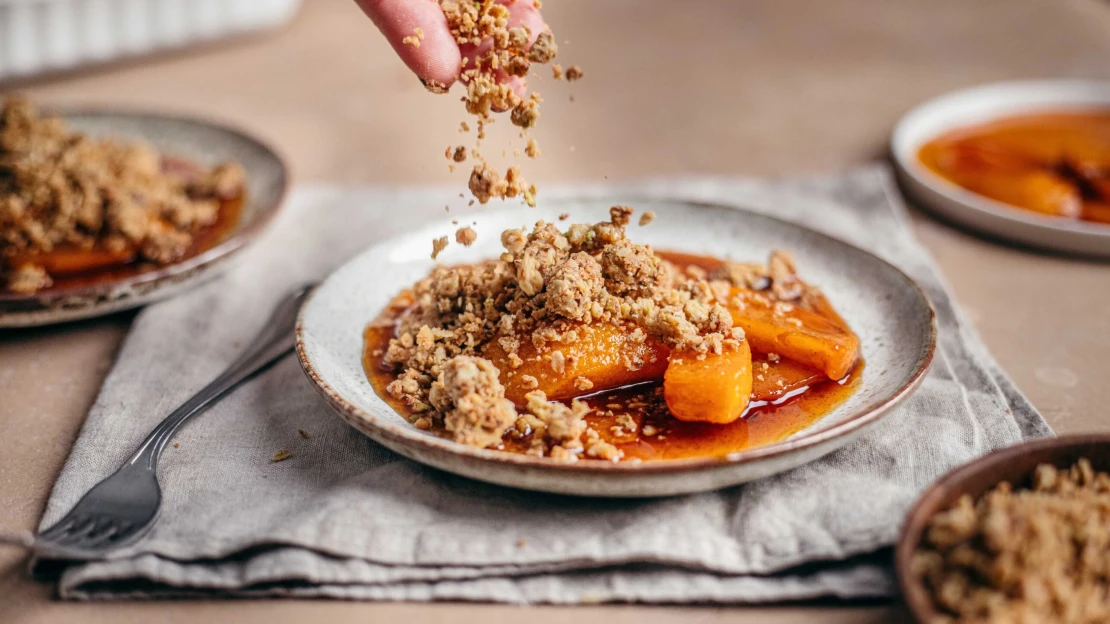 Sladký & křupavý. Netradiční crumble s&nbsp;kaki, kardamomem a&nbsp;karamelem