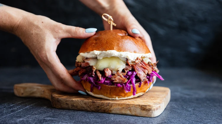 burger s trhanym veprovým uzenym, zelim a krenovou majonezou