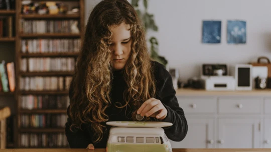 O financích mluví s&nbsp;dětmi polovina rodičů. Dvě pětiny jim zřizují vlastní účet