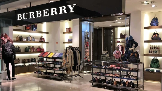 Klesá prodej luxusního zboží. Britská značka Burberry hodlá zrušit kolem pětiny pracovních míst