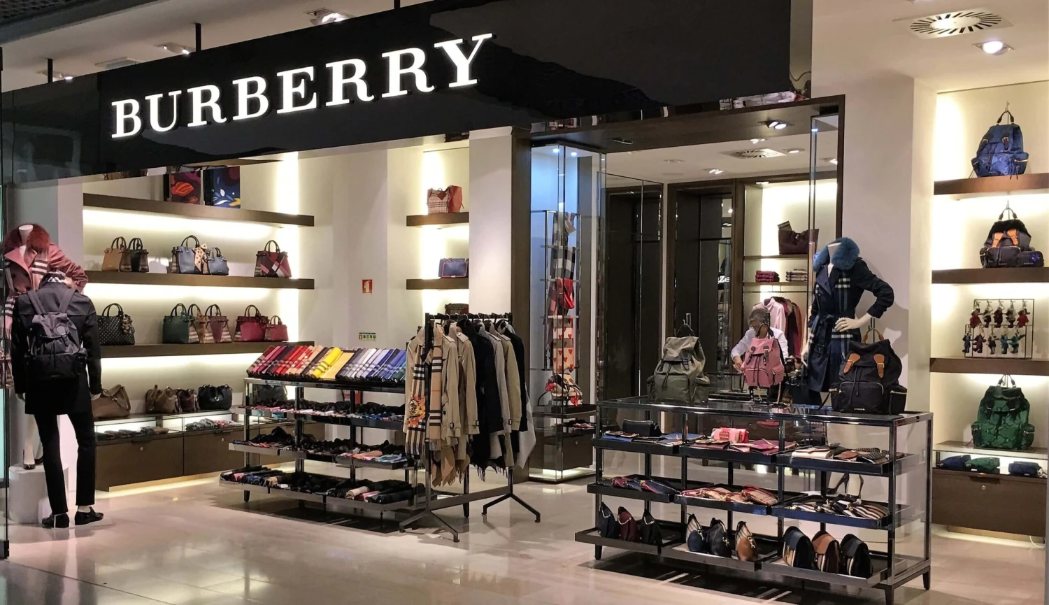 Burberry v problémech a dluhy Hooters. Čísla, která byste v červnu měli znát