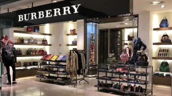 Burberry v&nbsp;problémech a&nbsp;dluhy Hooters. Čísla, která byste v červnu měli znát