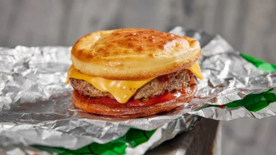 Tenké a&nbsp;šťavnaté. Kam zajít v&nbsp;Česku na nejlepší smash burgery?
