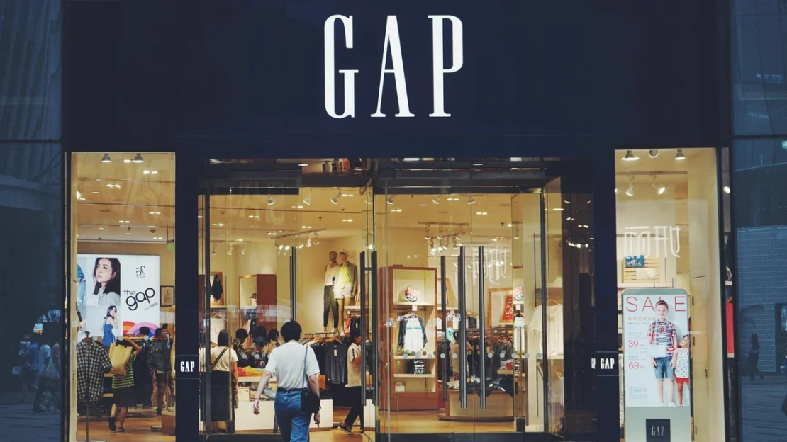 Gap klesají tržby i zisky. Finanční situaci by měl zlepšit nový šéf