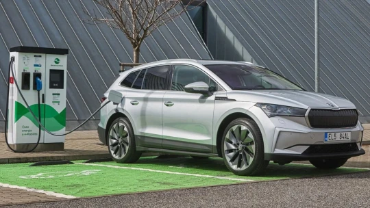 Elektromobily a&nbsp;hybridy ovládají Evropu. Prodalo se jich víc než „spalováků“