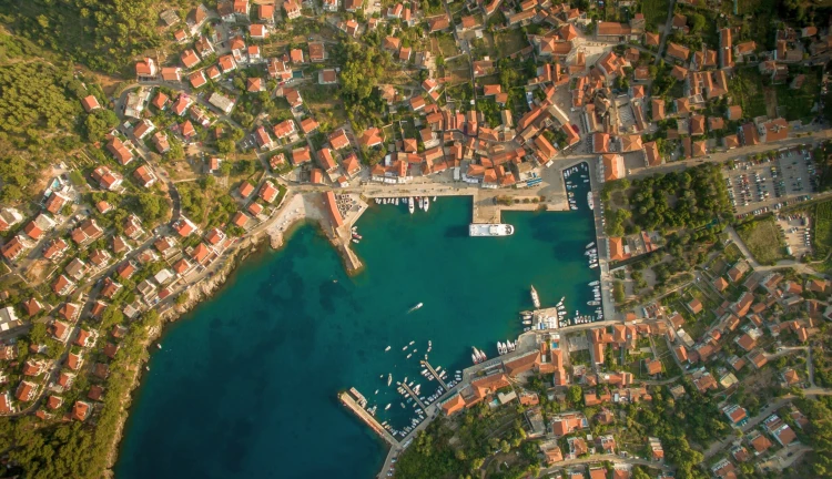 Přístav na chorvatském ostrově Hvar