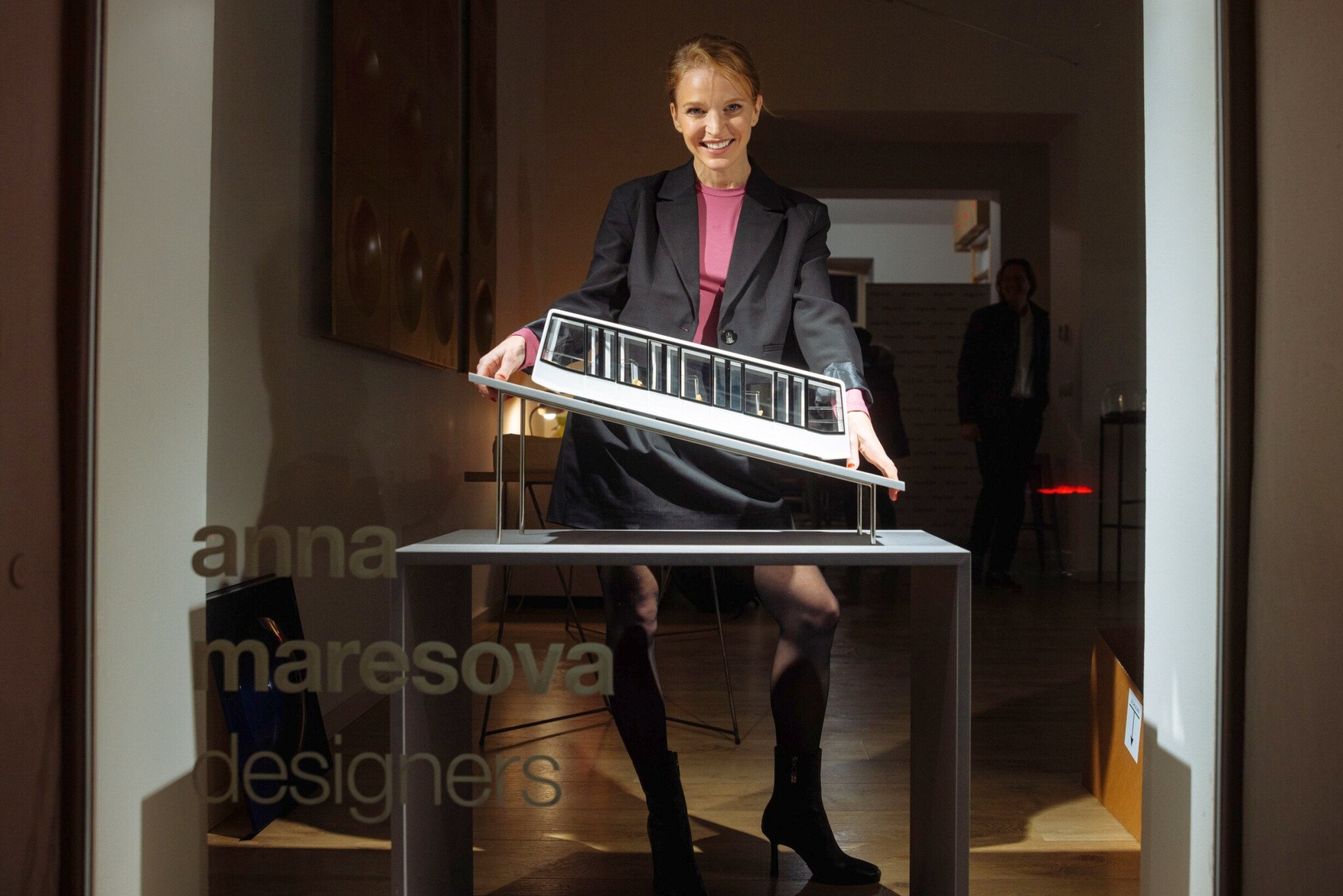 Anna Marešová s modelem nové petřínské lanovky