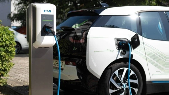 Dobíjecích stanic pro elektromobily přibývá. V&nbsp;Česku jich je přes čtyři tisíce