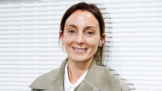 Změnila uvažování o&nbsp;ženské módě. Teď je Phoebe Philo zpět, dražší než kdy dřív
