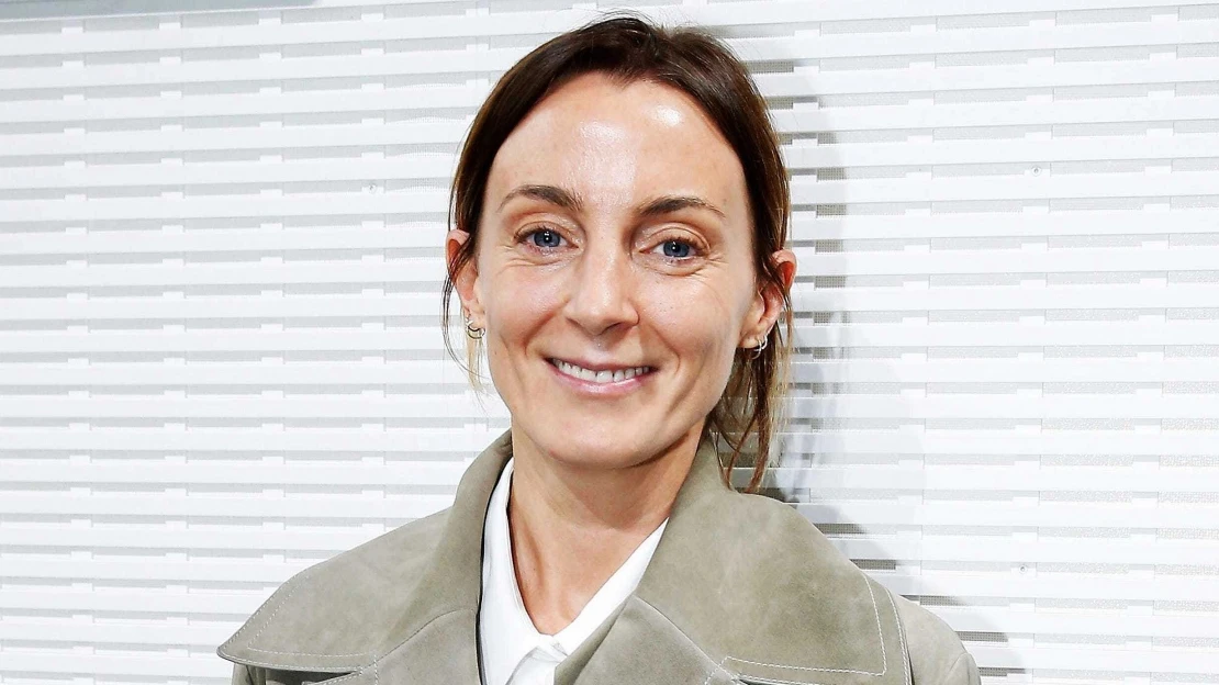 Změnila uvažování o&nbsp;ženské módě. Teď je Phoebe Philo zpět, dražší než kdy dřív