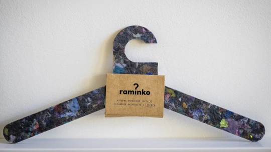 Nápad z Liberce. Odpad z textilu se mění na ramínko nebo kryt motoru