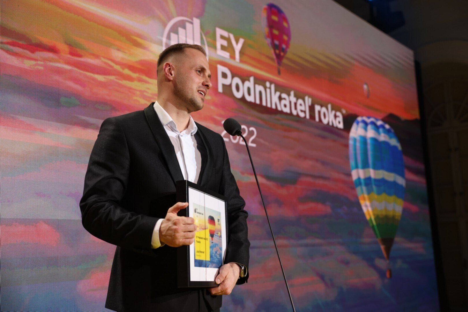 Juraj Fehervari přebírá titul slovenského podnikatele roku.