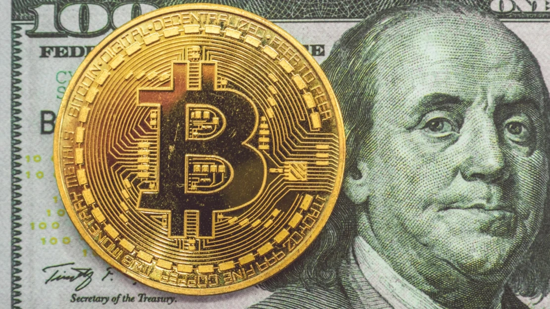 Bitcoin klesá třetí den v&nbsp;řadě. Vykazuje nejhorší měsíc od roku 2022