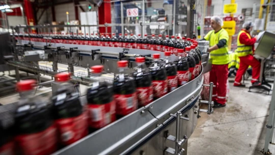 Coca-Cola zvýšila čtvrtletní zisk o pět procent. Svůj úspěch přičítá vyšším cenám i poptávce