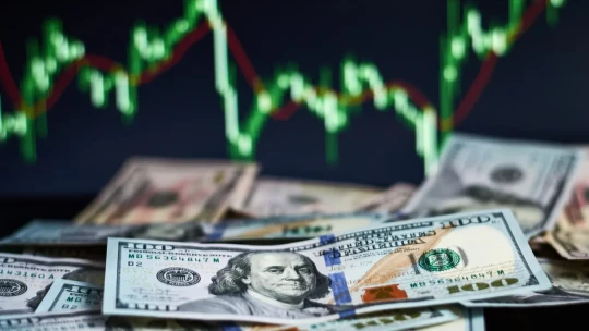 Americké akcie mírně oslabily. Dolar však posiluje díky silné ekonomice