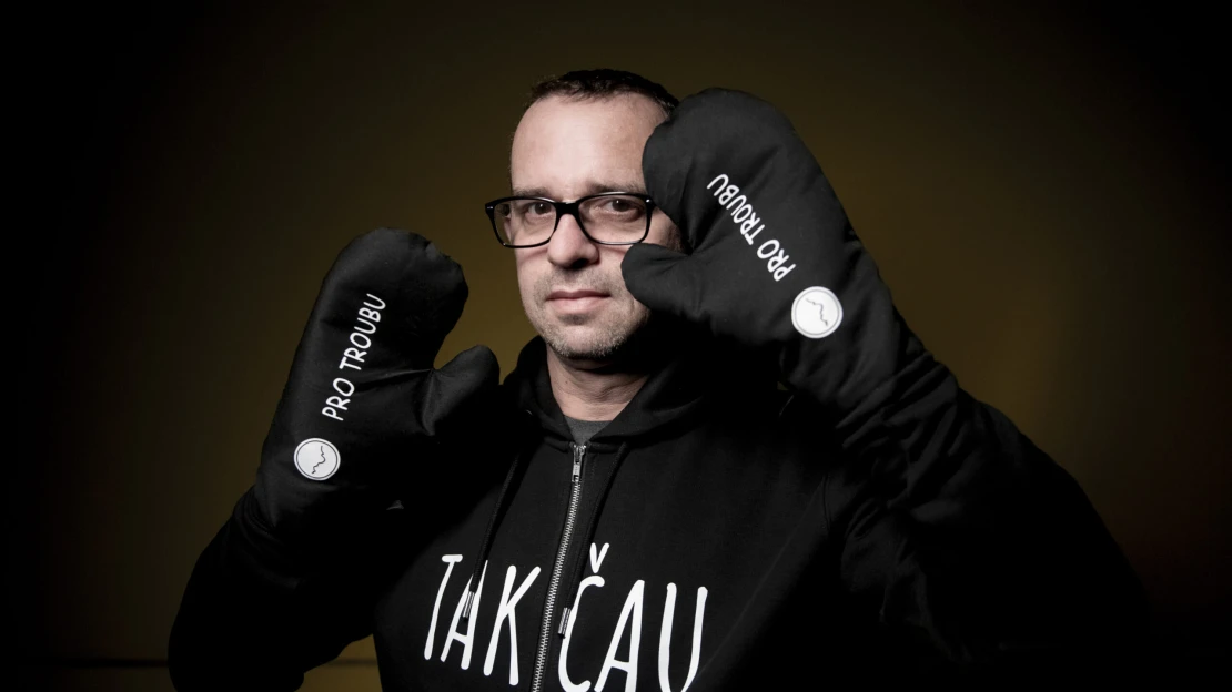 Lednice na čtyři stupně a loket z okna. Poznejte Těhotnýho kuchaře Out of Office