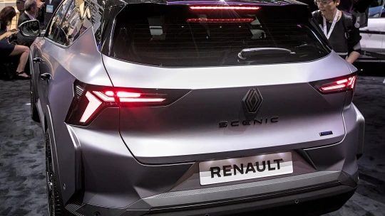 Renault chce snížit výrobní náklady o&nbsp;padesát procent. Počítá přitom s&nbsp;využitím AI