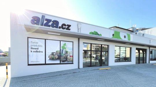 Alza testuje humanoidní roboty. Jmenují se Adam a Božena