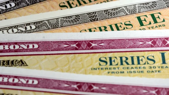 Prodaly se státní dluhopisy za 8,8 miliardy. Poptávka byla trojnásobná