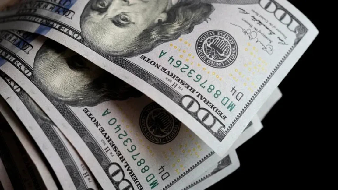 Dolar klesl na třítýdenní minimum. Dolů mu pomohla data o výdajích ve výrobě