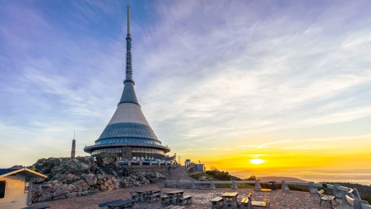 Ještěd je na prodej. Ikonický vysílač a&nbsp;horský hotel koupí Liberecký kraj
