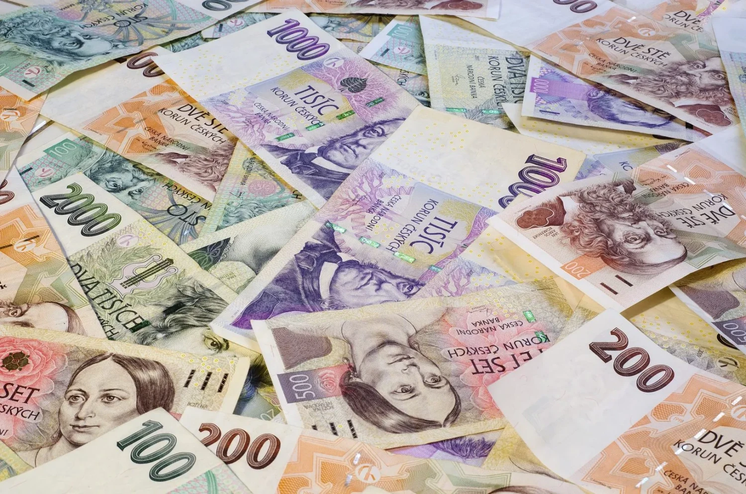 Koruna ve čtvrtek mírně posilovala k oběma hlavním světovým měnám