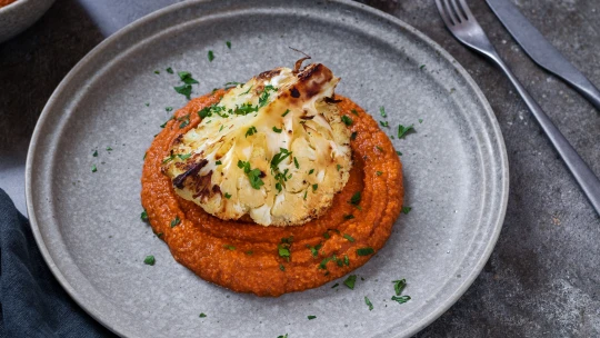 Veganuary po&nbsp;španělsku. Mandlová salsa romesco & pečený květák