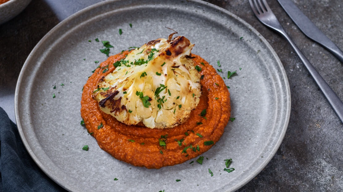 Veganuary po&nbsp;španělsku. Mandlová salsa romesco & pečený květák