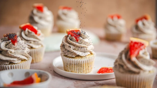 Dokonalá zmenšenina dortu. Cupcakes s&nbsp;mákem & svěžím grepem