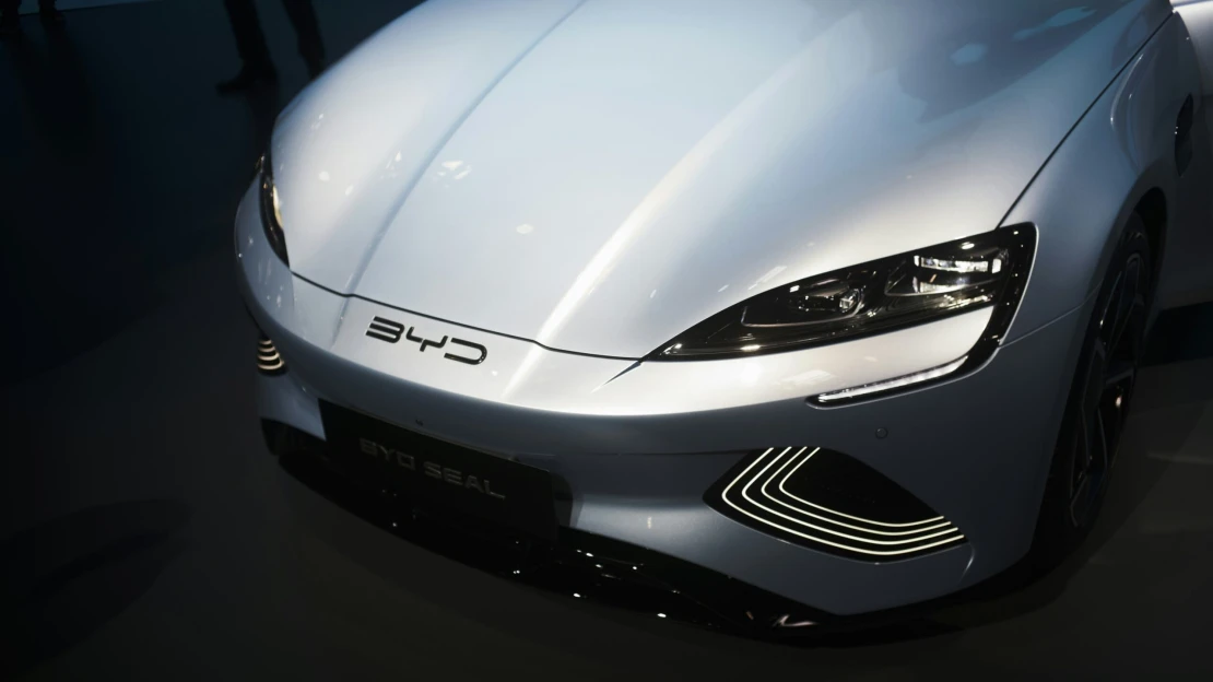 Čínská automobilka BYD loni zvýšila čistý zisk. Zaostala za odhady