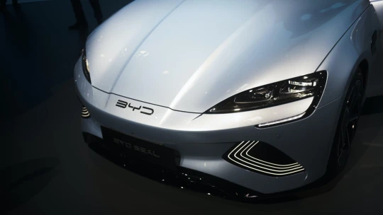 BYD ve čtvrtletí dosáhla rekordního prodeje elektromobilů. Možná překoná i&nbsp;Teslu