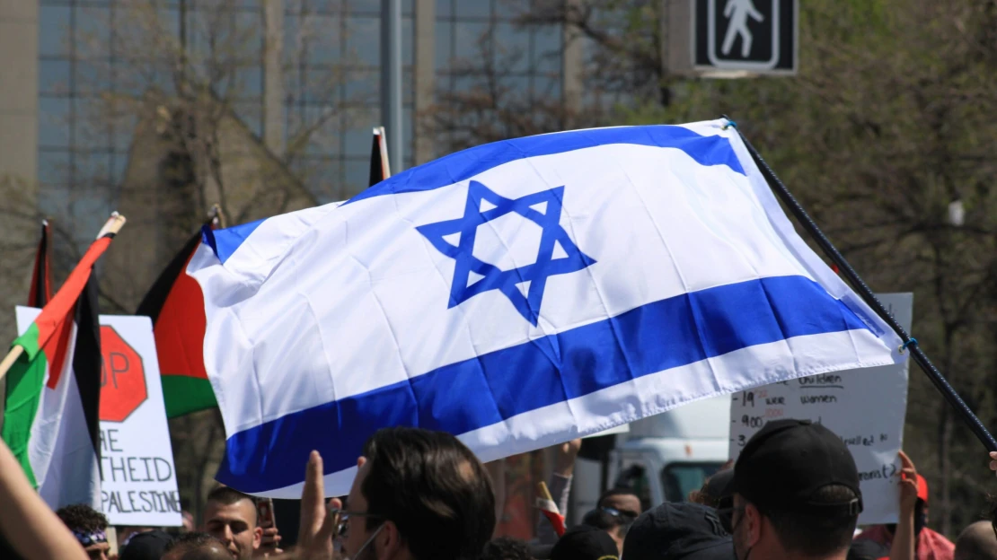Konflikt v Izraeli: Likvidace zbraní jemenských povstalců a útěk Palestinců dál na jih