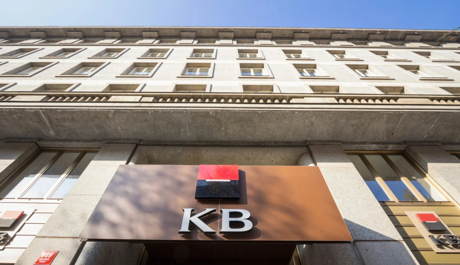 Komerční banka překvapila akcionáře. Chce jim vyplatit celý loňský zisk