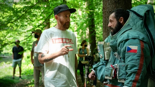 Jak se český kosmonaut dostal na Netflix. Sandler se kvůli roli sešel s Remkem