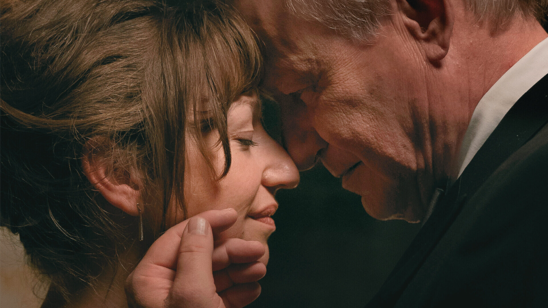 Andrea Bræin Hovig a Stellan Skarsgard ve filmu Naděje