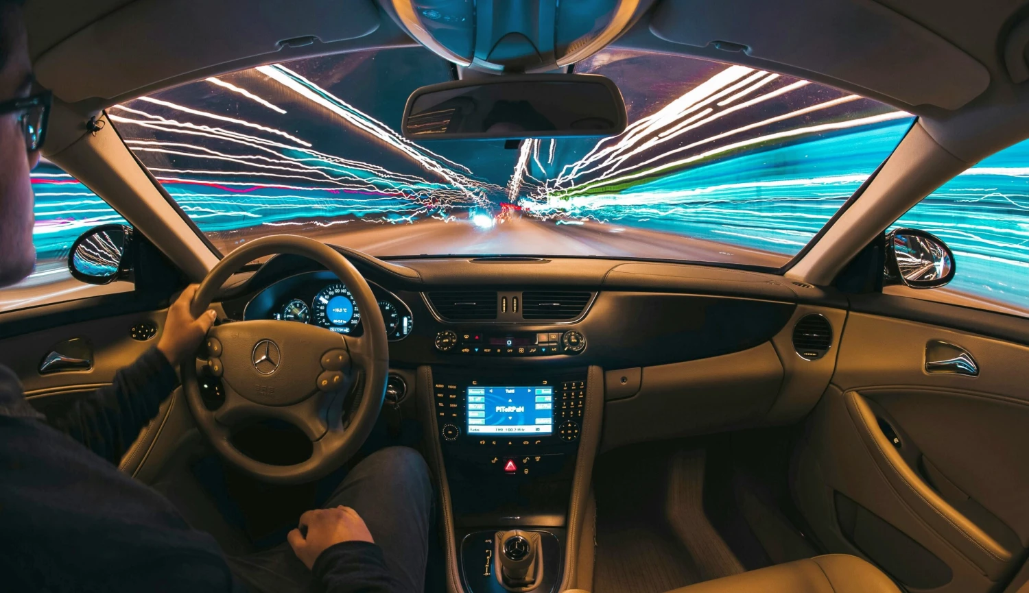 Auto jako mobil. Připlatíte si za světla nebo zvuk motoru?