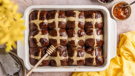 Britské, čokoládové & extra lahodné. Velikonoční hot cross buns v netradiční verzi