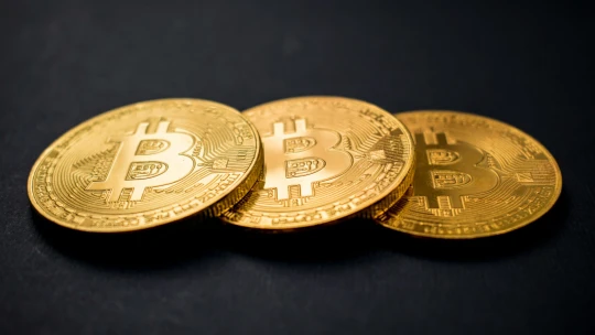 Bitcoin zpevňuje. Při obchodování v Asii se přiblížil k hranici 68 tisíc dolarů