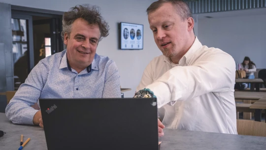 MBA za pár desítek tisíc a&nbsp;půl roku studia online? To není pravé MBA, říkají konkurenti z&nbsp;VŠE