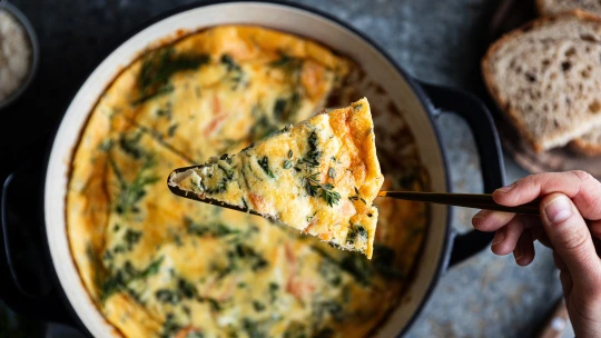 Dvacetiminutová frittata. Vláčná omeleta s lososem & brokolicí