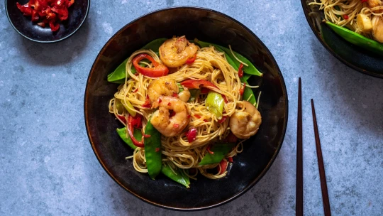 Večeře plná chuti za 15 minut. Singapurské nudle s krevetami & zeleninou