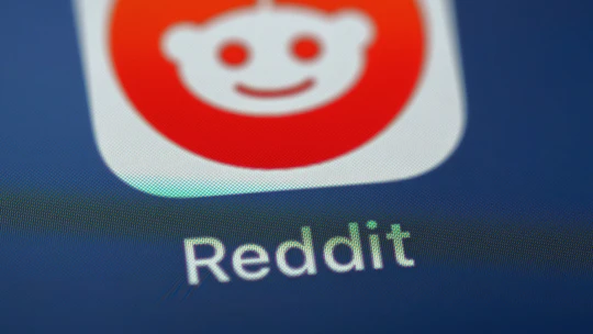 Reddit se brání zákazu sítí pro mladé. Novelu zákona napadl u&nbsp;australského soudu