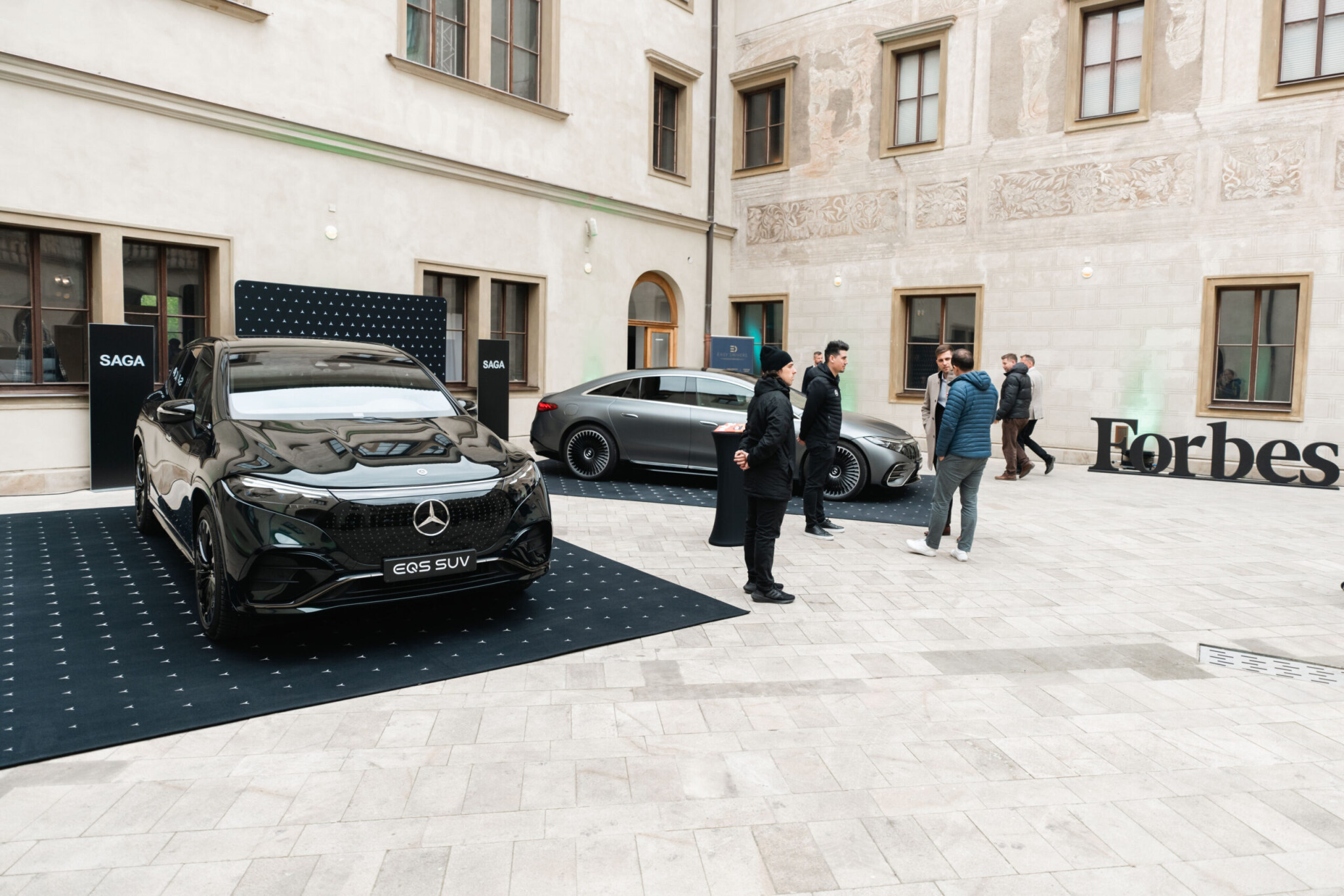 Na nádvoří Martinického paláce byly k vidění dva luxusní plně elektrické vozy společnosti SAGA PRAHA, která je autorizovaným dealerstvím značky Mercedes-Benz. Návštěvníci si v modelech sportovně futuristického Mercedesu-AMG EQS 53 4MATIC+ a EQS SUV 580 4MATIC mohli vyzkoušet pokrokovou estetiku interiéru a působivou obrazovku MBUX Hyperscreen.