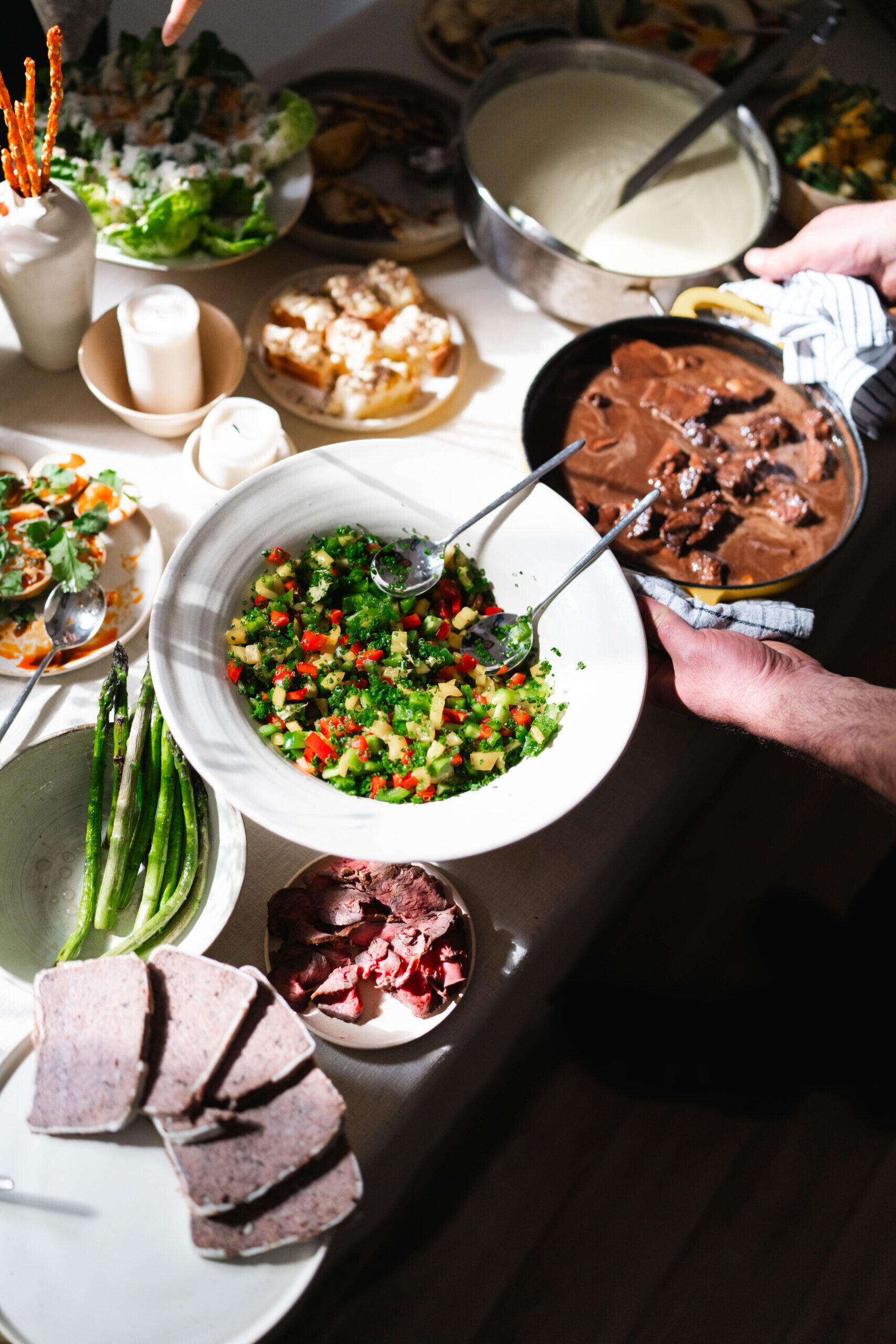 O hosty se během půldenní akce staral ZE MĚ projekt, tedy prémiový catering, který poskytoval v každém soustu burgerů, vietnamských knedlíčků, tataráku i bohatého rautu delikátní prožitek.