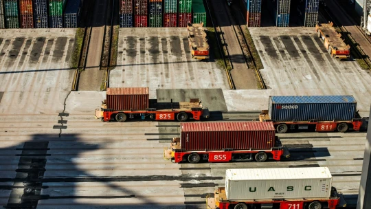 Únorový přebytek zahraničního obchodu se meziročně zdvojnásobil. Vzrostl na 34,6 miliardy