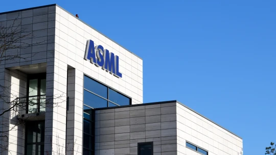 Výrobci čipů ASML pomohl prodej v Číně. Zakázek však rapidně ubylo